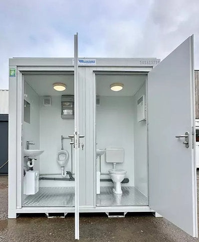 Doppel-Sanitärcontainer 2,4 x 1,5 m – WC + Urinal getrennt