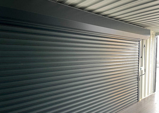 20 Fuß Seecontainer Anthrazit lackiert mit Rollladen